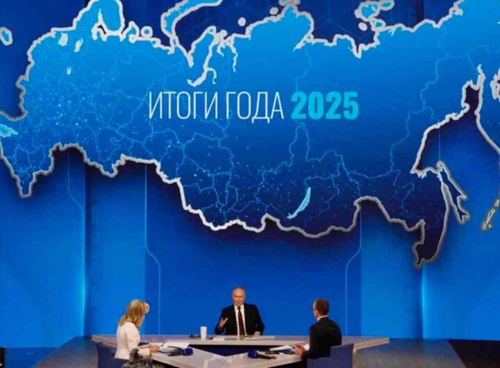 Putin parla, sullo sfondo la mappa della Russia con i cinque territori ucraini annessi