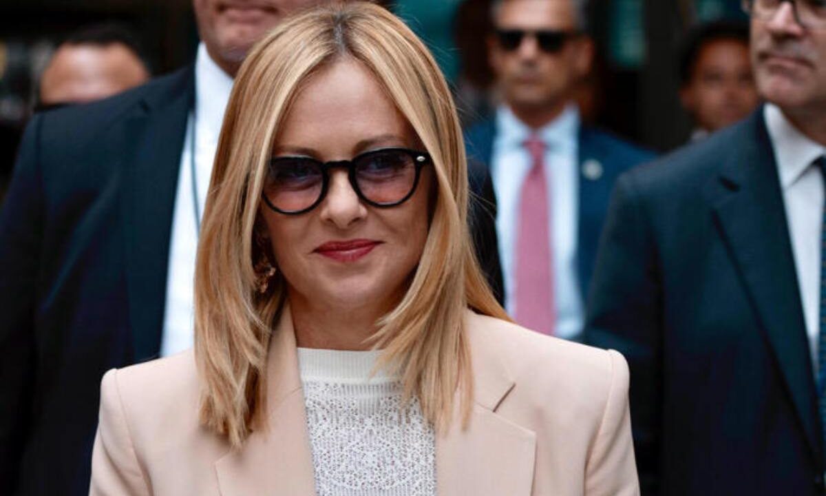giorgia meloni con gli occhiali