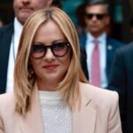 giorgia meloni con gli occhiali