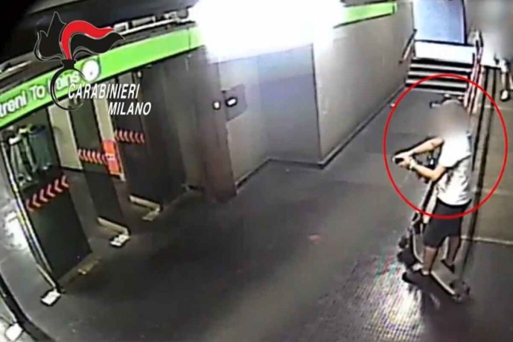 Seguiva minorenni con il monopattino