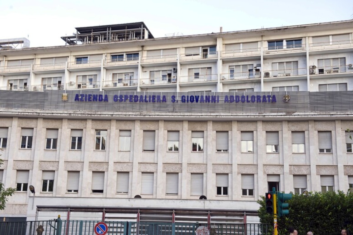 “Inginocchiati”. Scambia l’amico della moglie per l’amante di lei e lo prende a martellate