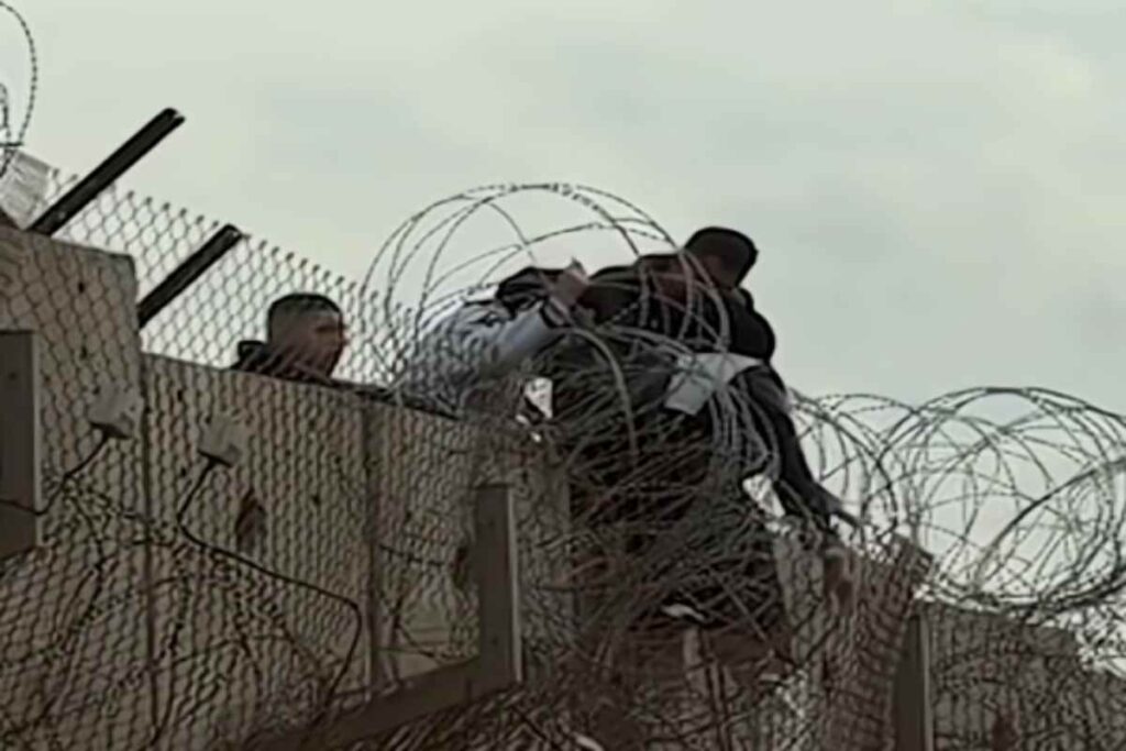 Palestinesi scavalcano muro di separazione per raggiungere Gerusalemme