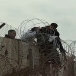 Palestinesi scavalcano muro di separazione per raggiungere Gerusalemme