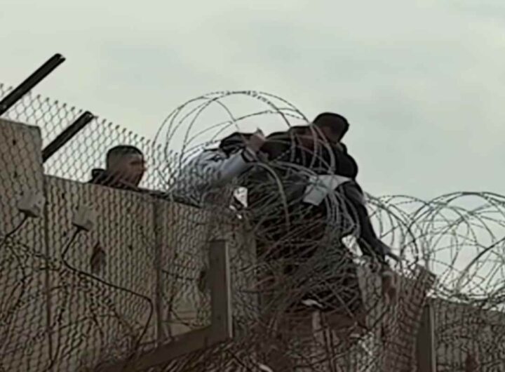 Palestinesi scavalcano muro di separazione per raggiungere Gerusalemme