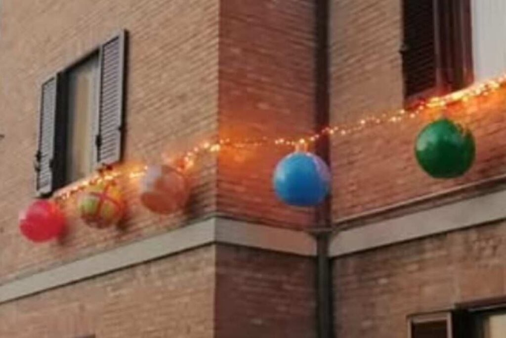 Palle di Natale fuori dalle finestre