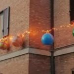 Palle di Natale fuori dalle finestre