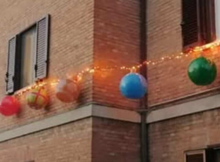 Palle di Natale fuori dalle finestre