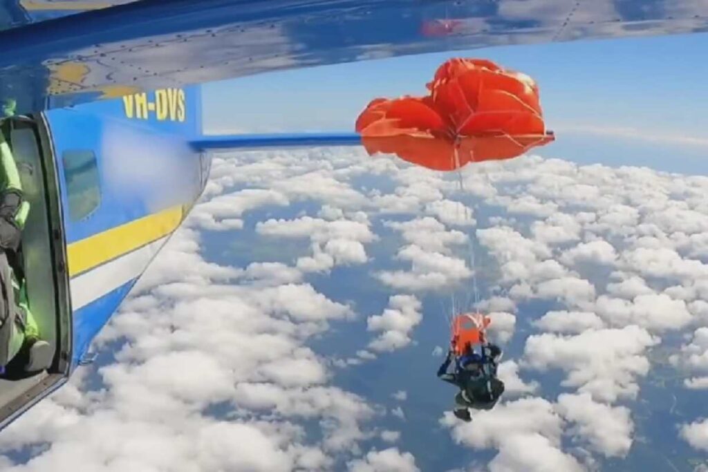 Paracadutista impigliato all'ala dell'aereo