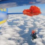 Paracadutista impigliato all'ala dell'aereo