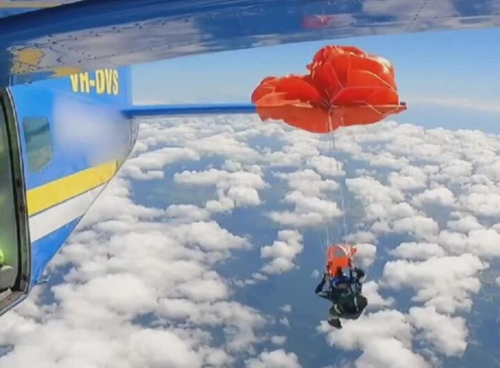 Paracadutista impigliato all'ala dell'aereo