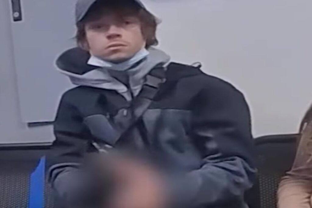 Ragazzo punta una pistola contro un agente di polizia