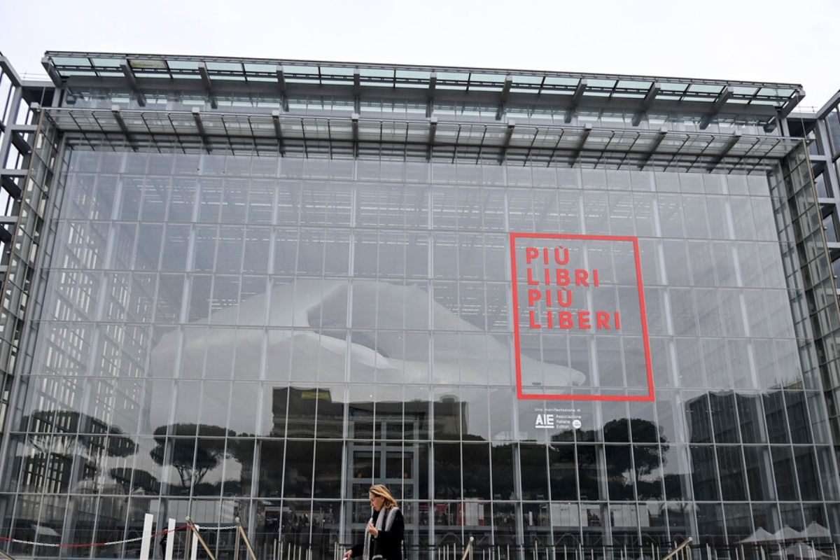 Più Libri Più Liberi, polemica contro la casa editrice “fascista”. Appello di oltre 80 tra scrittori e artisti. L’Aie: “No alla censura”