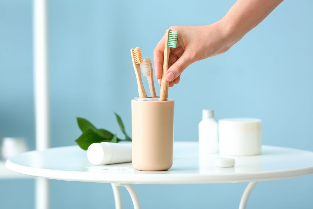 Batteri a colazione e cena: perché il tuo portaspazzolino ti sta avvelenando