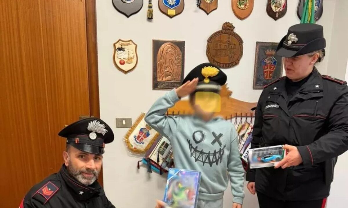 ragazzo vende disegni per fare regalo sorella napoli