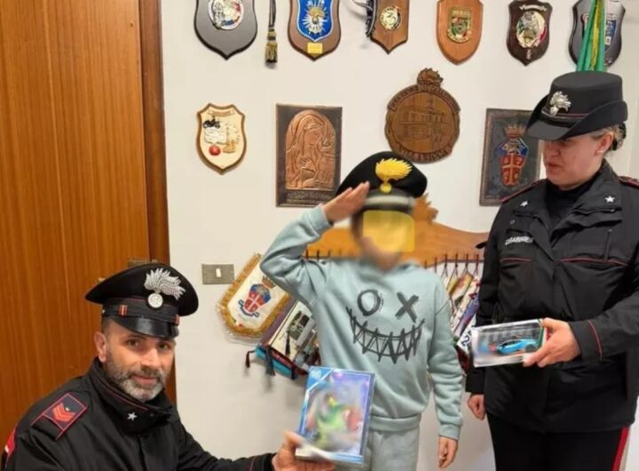 ragazzo vende disegni per fare regalo sorella napoli
