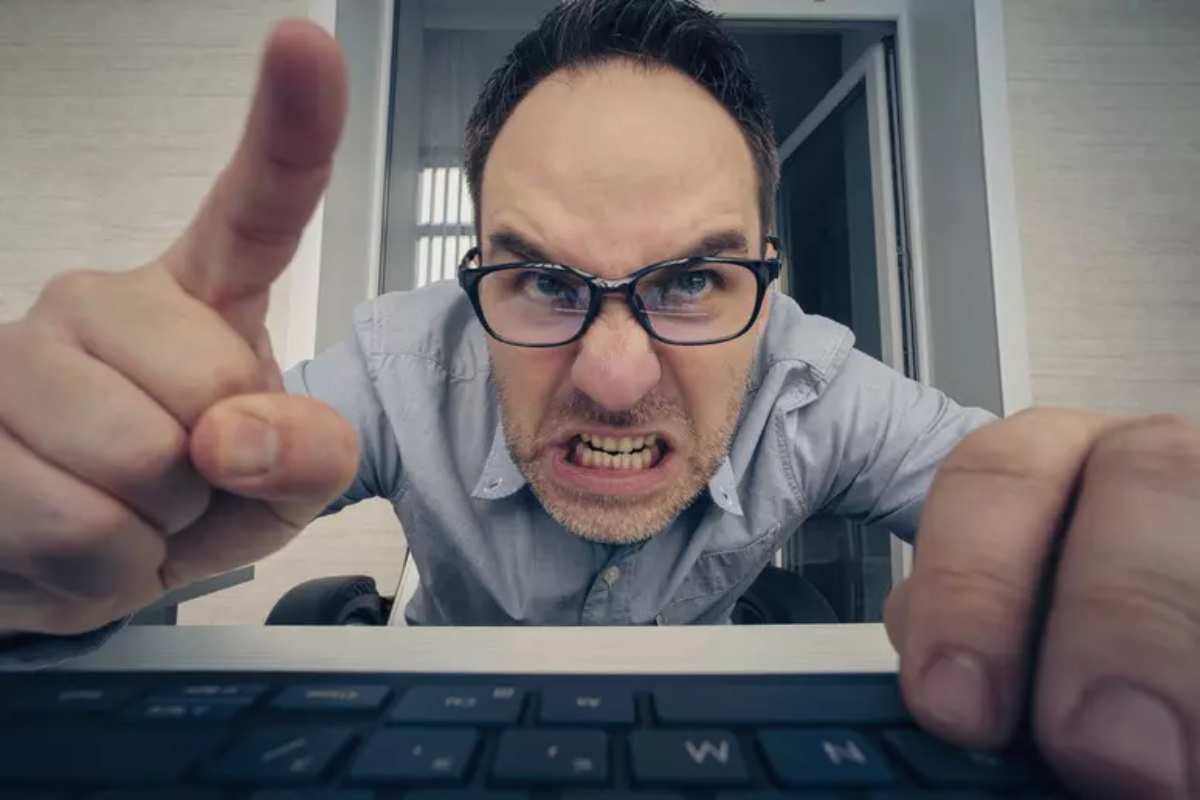 Uomo furioso di fronte al computer