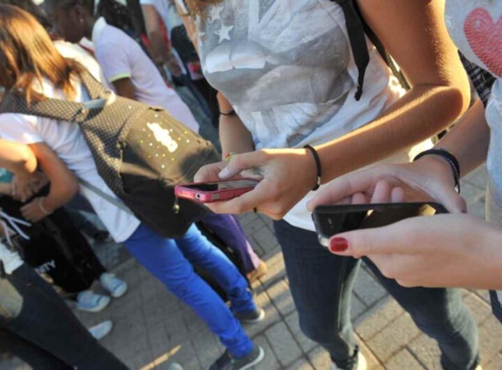 Adolescenti al telefono