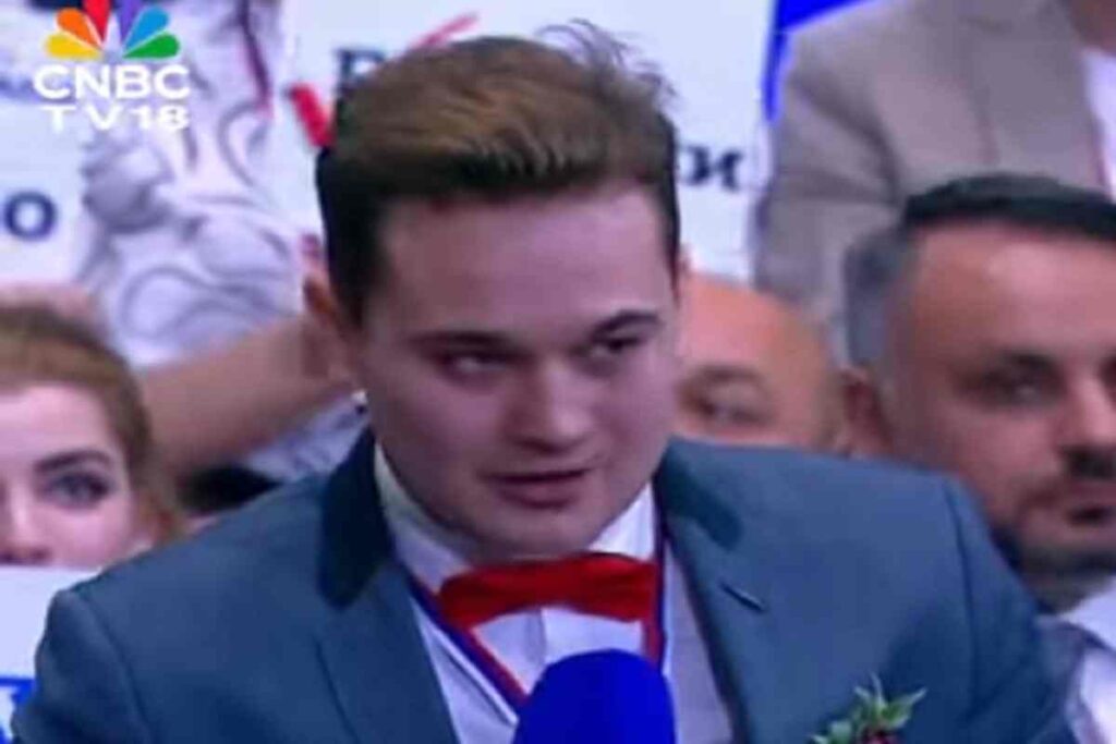 Il video del giovane giornalista russo che ha chiesto alla fidanzata di sposarlo durante la conferenza stampa di Putin