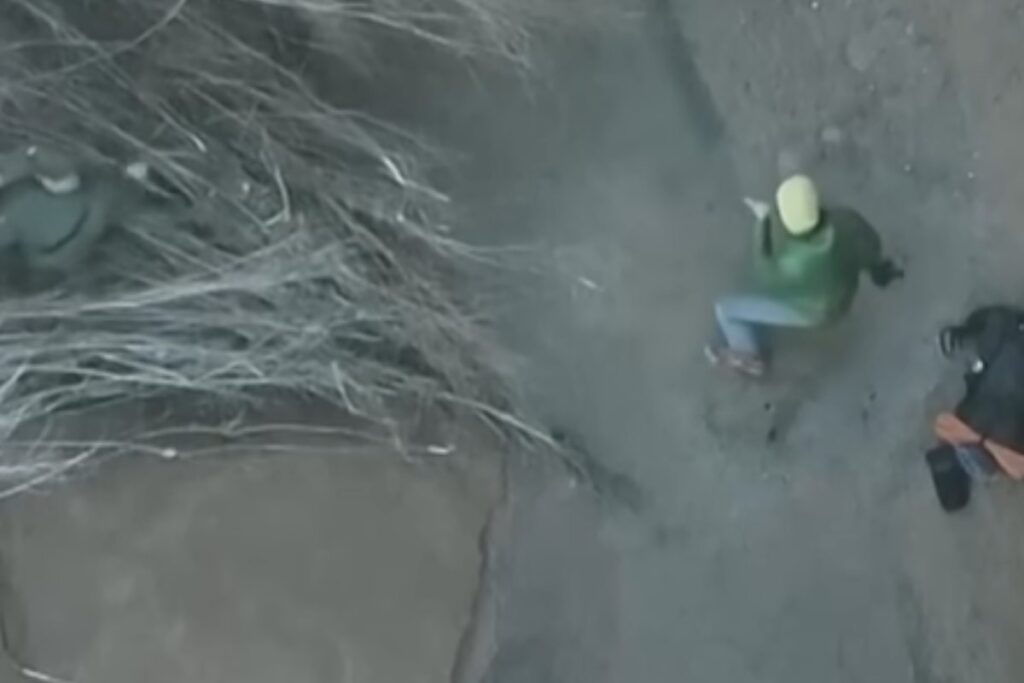 uomo scava con vanga sabbie mobili