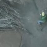 uomo scava con vanga sabbie mobili