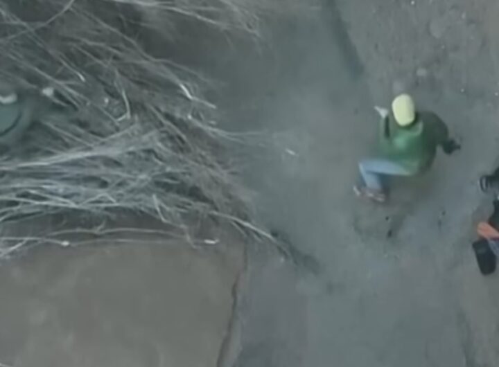 uomo scava con vanga sabbie mobili