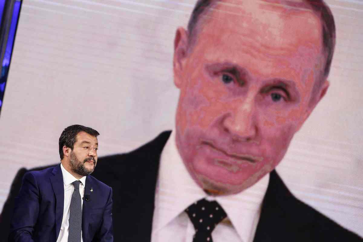 Salvini con dietro una foto di Putin