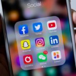 Un telefonino con le appe dei social