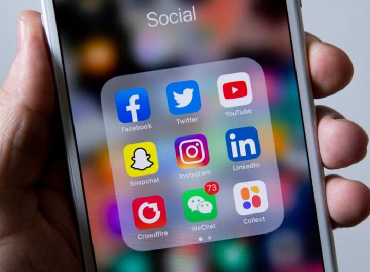 Un telefonino con le appe dei social