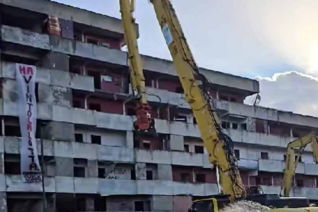 Abbattimento della Vela Rossa a Scampia