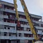 Abbattimento della Vela Rossa a Scampia