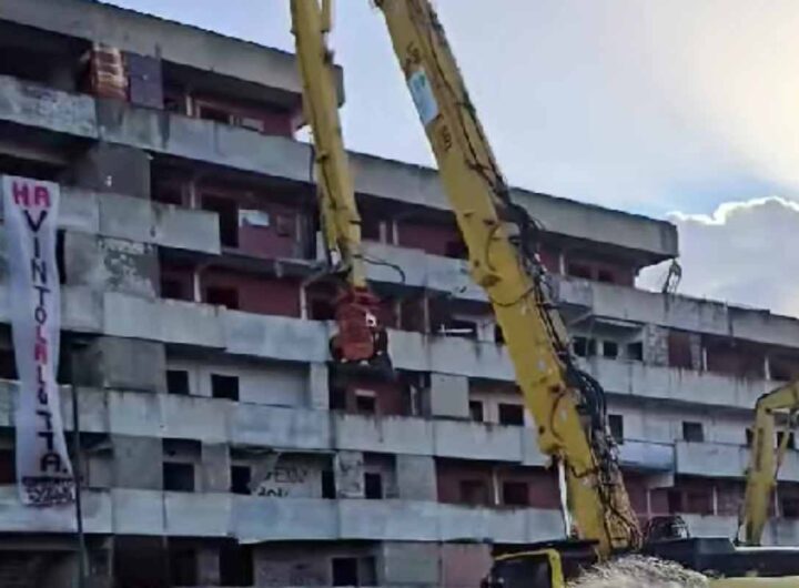 Abbattimento della Vela Rossa a Scampia