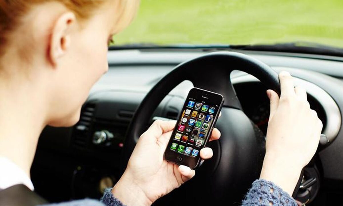 Smartphone alla guida