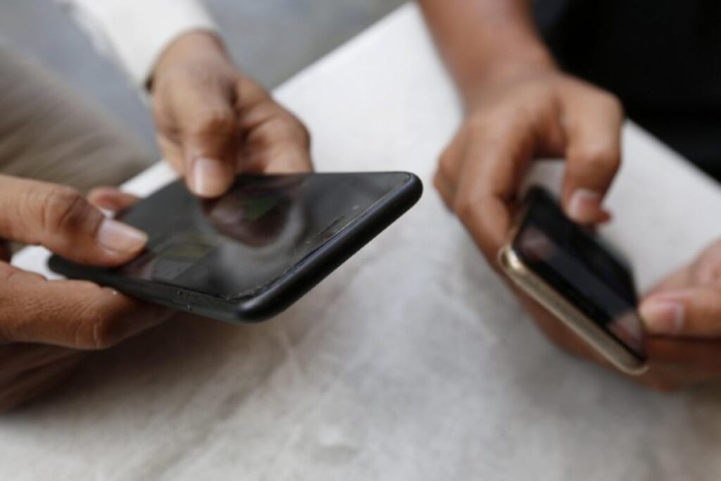 Alcuni smartphone usati da dei ragazzi