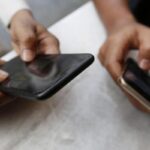 Alcuni smartphone usati da dei ragazzi