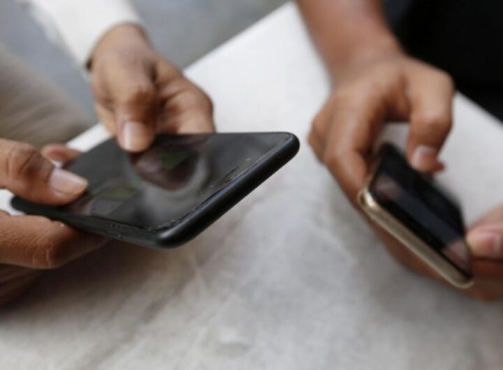 Alcuni smartphone usati da dei ragazzi