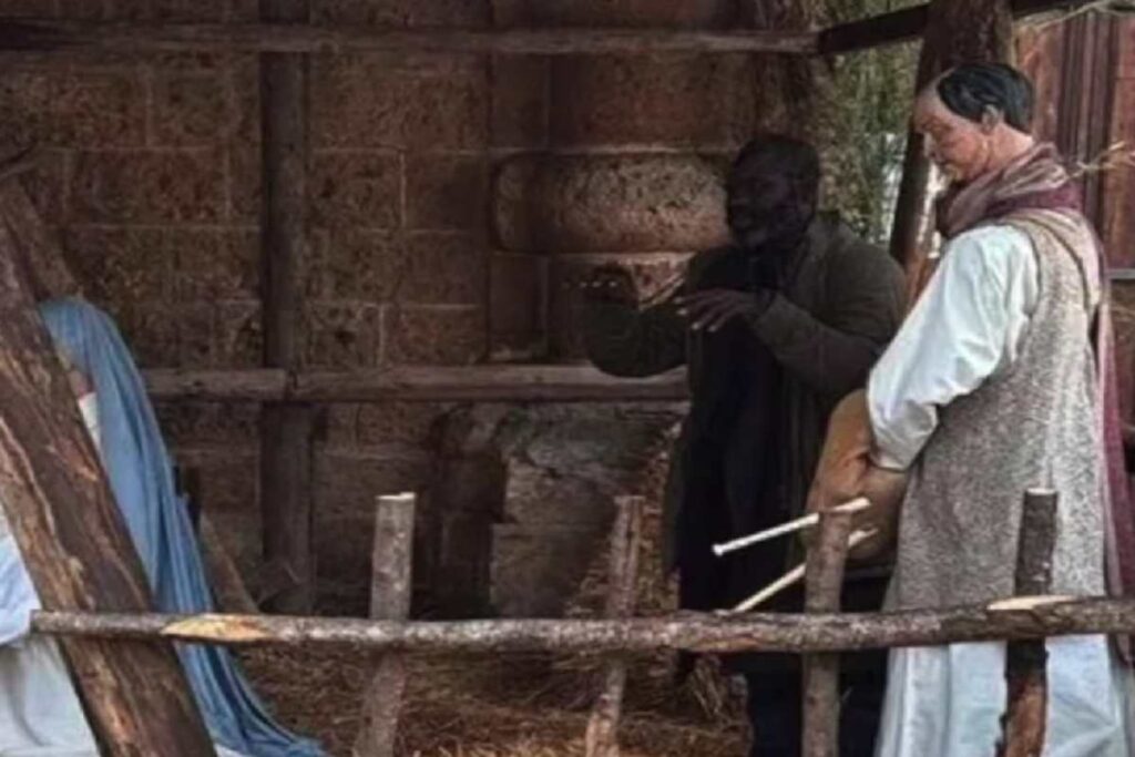 Latitante ghanese si nasconde fingendo di essere una statua nel presepe