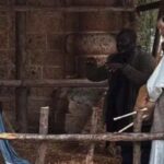 Latitante ghanese si nasconde fingendo di essere una statua nel presepe