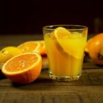 un bicchiere di succo d'arancia