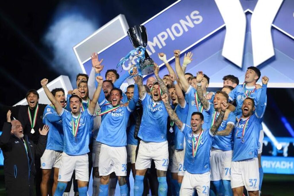 Il Napoli festeggia la SuperCoppa dopo la vittoria per 2-0 contro il Bologna