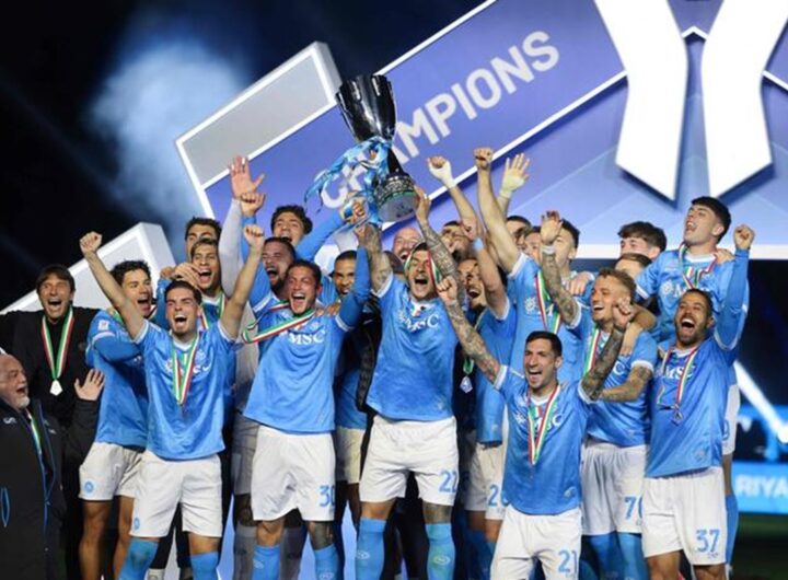 Il Napoli festeggia la SuperCoppa dopo la vittoria per 2-0 contro il Bologna