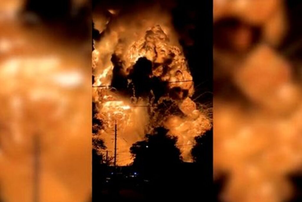 Il video dell'incendio divampato in un impianto di smaltimento rifiuti di Sydney