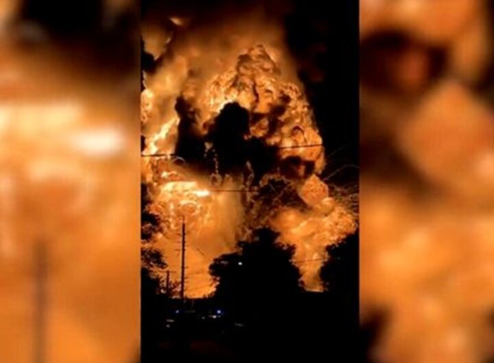 Il video dell'incendio divampato in un impianto di smaltimento rifiuti di Sydney