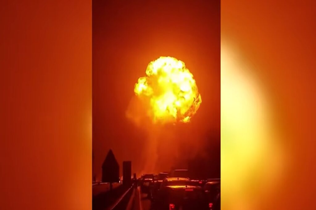 Il video dell'autobotte che è esplosa sulla A1 dopo un tamponamento