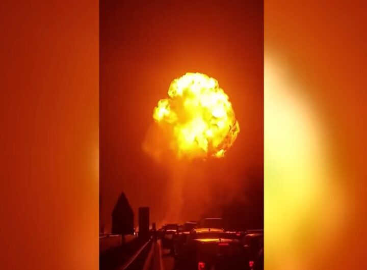 Il video dell'autobotte che è esplosa sulla A1 dopo un tamponamento