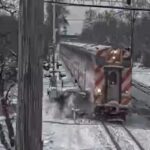 Il video del treno che colpisce un'auto ferma al passaggio a livello