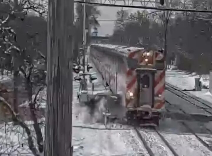 Il video del treno che colpisce un'auto ferma al passaggio a livello