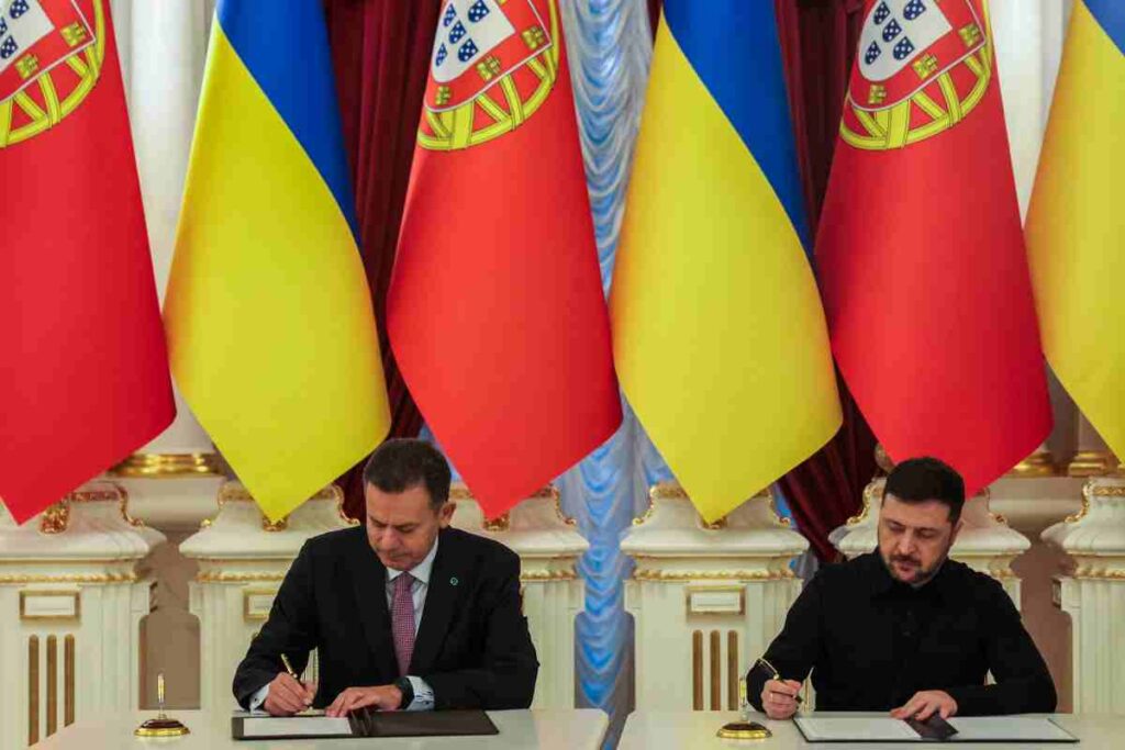 Zelensky con il primo ministro portoghese Luis Montenegro