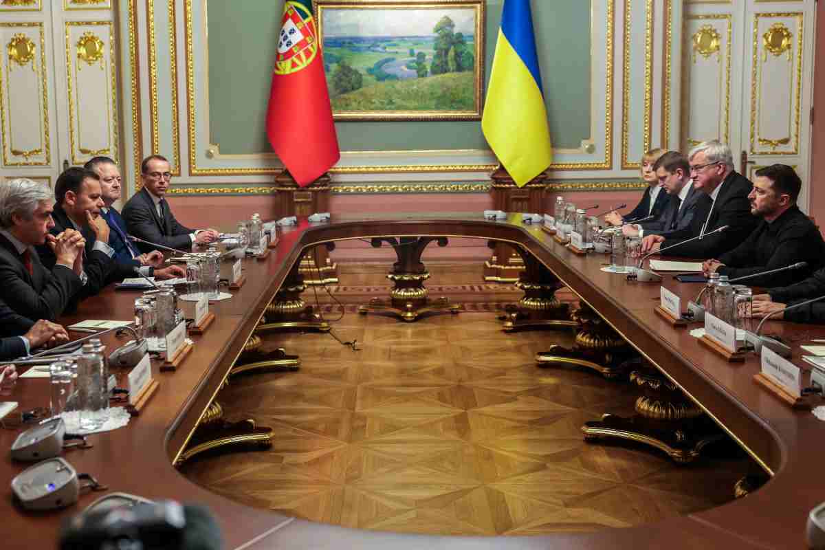 Zelensky con il primo ministro portoghese Luis Montenegro