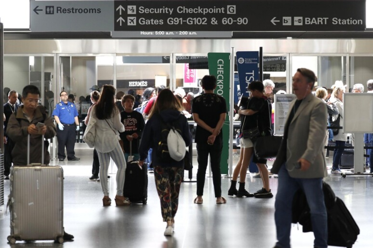 Gli Usa di Trump vogliono mettere gli occhi (e il becco) su 5 anni di cronologia social dei turisti in arrivo