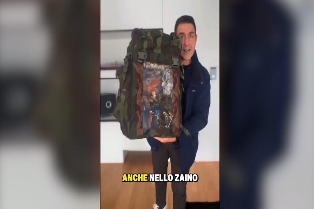 Il video di Roberto Vannacci col presepe nello zaino militare: "C'è chi lo vuole nascondere. Noi invece lo portiamo sempre con noi"